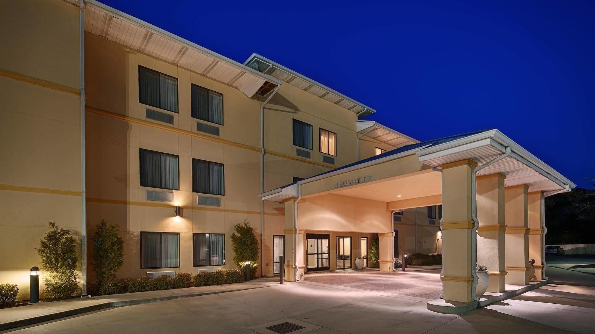 Days By Wyndham Semmes Hotel
